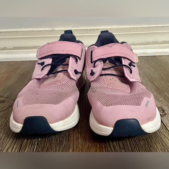 On Cloud Play Sneaker Kids Size 2.5 Pink White Navy School Running Active - Picture 4 of 10